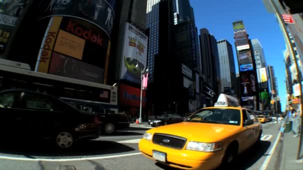 Fisk-eye vy av trafik på times square, new york city, usa — Stockvideo