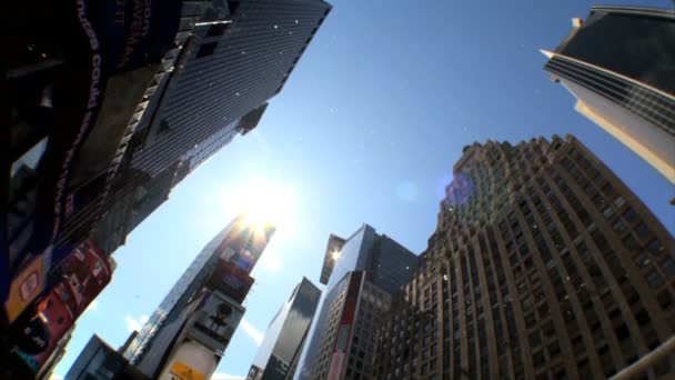 Высокоугольный вид небоскребов на Таймс-сквер, Нью-Йорк, США — стоковое видео