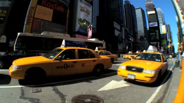 Fisks perspektiv en flotta av gula taxibilar på times square, new york city — Stockvideo