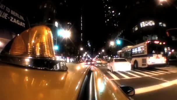 Punkt - w-widok żółte taksówki jazdy na ulicach w nocy w Nowym Jorku, Stany Zjednoczone Ameryki — Wideo stockowe