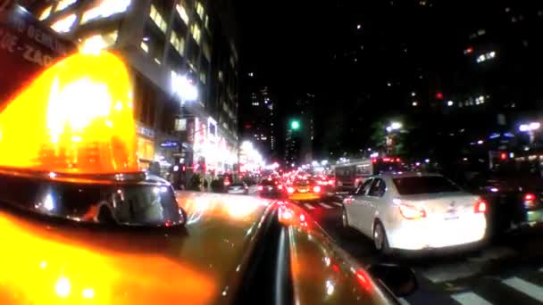 Punto de vista de taxis amarillos que conducen las calles por la noche en Nueva York, Estados Unidos — Vídeo de stock