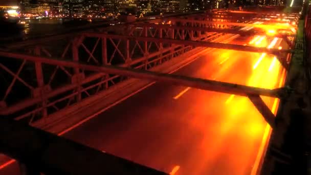 Time-lapse at night on Brooklyn Bridge, NYC with illuminted Manhattan skyline — Stock Video