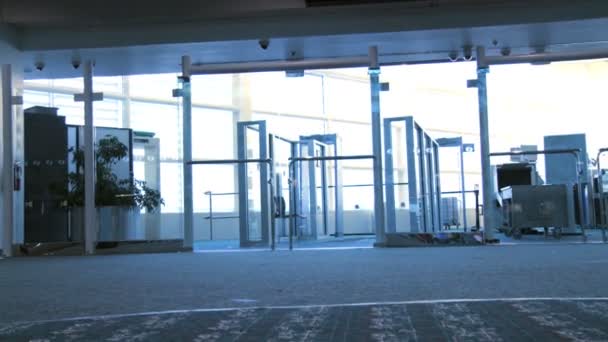 Küçük havaalanının gidiş salonu — Stok video