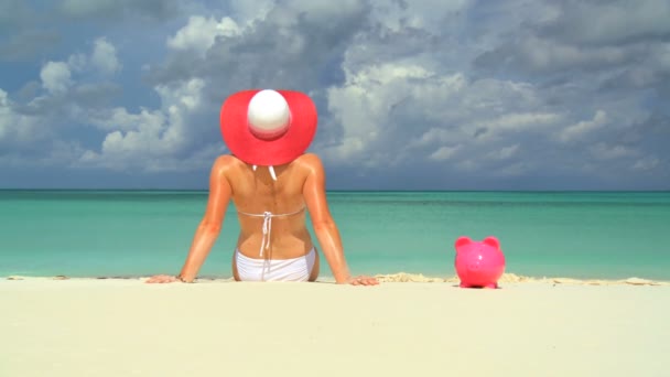 Élégante jeune femme récoltant ses récompenses financières relaxant sur une plage tropicale isolée — Video