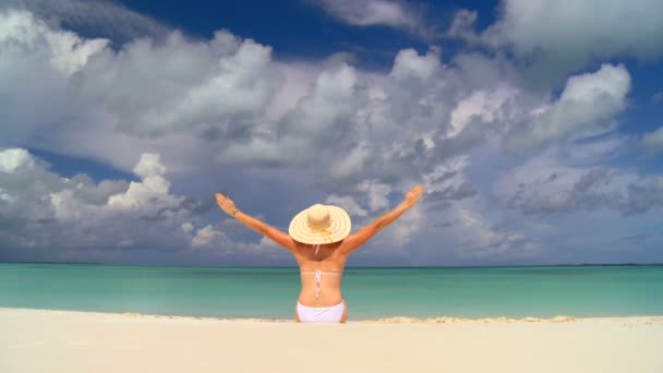 Elegante joven hembra celebrando tomar el sol bajo nubes tropicales — Vídeos de Stock