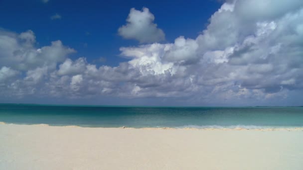 Aqua águas verdes lavando sobre deslumbrante praia de areia branca em uma localização tropical — Vídeo de Stock