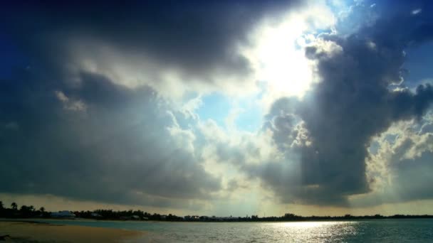 Donkere tropische wolken snel verplaatsen over zon & blauwe hemel met Oceaan onder — Stockvideo