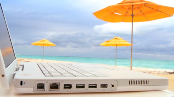 Laptopcomputer klaar voor gebruik op tropisch strand — Stockvideo