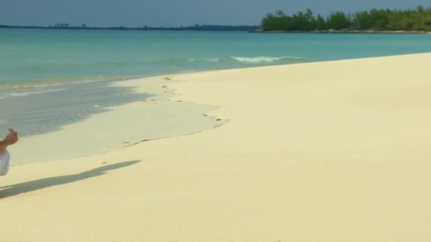 Ruhige junge Frau entspannt sich mit Yoga an einem wunderschönen tropischen Strand — Stockvideo