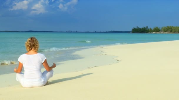 Sérénissime jeune femme relaxante avec yoga sur une belle plage tropicale — Video