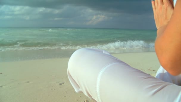 Sérénissime jeune femme relaxante avec yoga sur une belle plage tropicale — Video