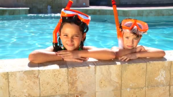 Crianças pequenas se divertindo em sua piscina familiar — Vídeo de Stock