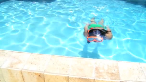 Menina se divertindo em sua piscina familiar — Vídeo de Stock