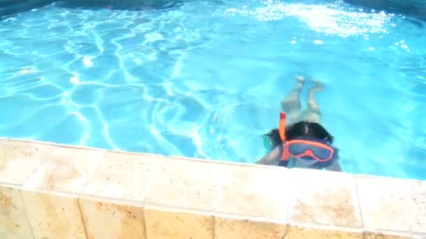 Young girl having fun in her family swimming pool — Stock Video
