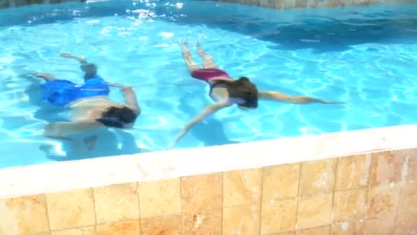 Jovem casal caucasiano desfrutando de tempo de lazer juntos em sua piscina — Vídeo de Stock