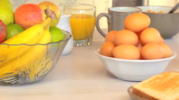 Mesa de desayuno al aire libre con comida saludable para empezar el día — Vídeos de Stock