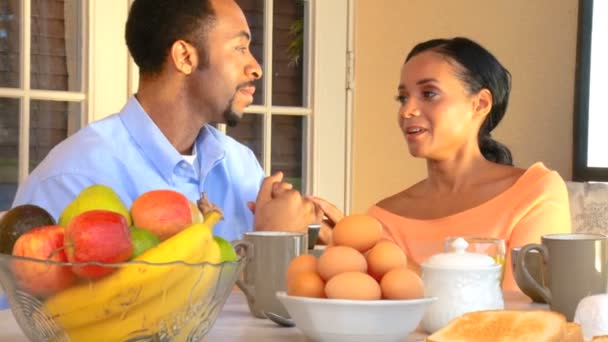 Attrayant jeune couple afro-américain se détendre en plein air avec un petit déjeuner sain — Video