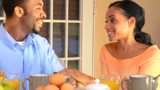 Attractive young african american couple relaxing outdoors with a healthy breakfast — Stock Video