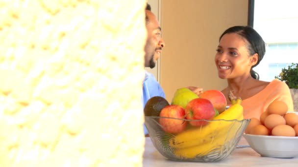 Atractiva pareja afroamericana joven relajándose al aire libre con un desayuno saludable — Vídeos de Stock