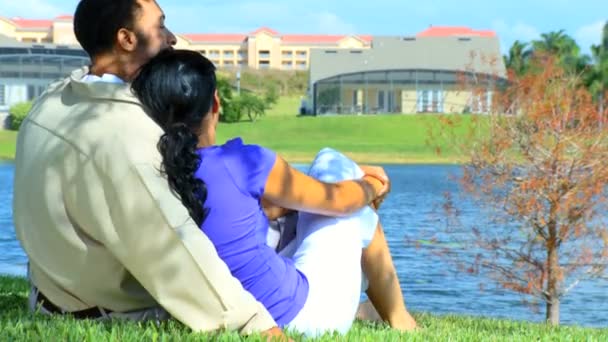 Joven pareja afroamericana relajándose junto a un lago planeando su futuro estilo de vida — Vídeo de stock
