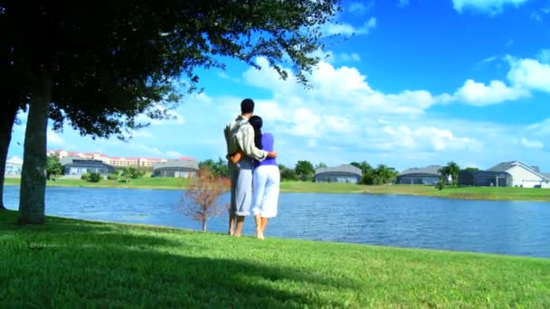 그들의 미래 생활을 계획 하는 호수에서 편안한 젊은 아프리카계 미국인 부부 — 비디오