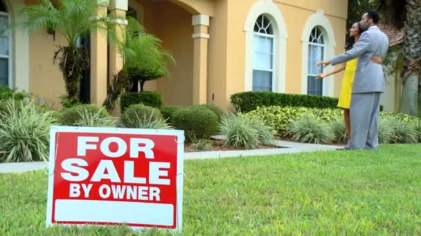 Emocionada pareja afroamericana joven que ve casas de lujo en venta — Vídeo de stock