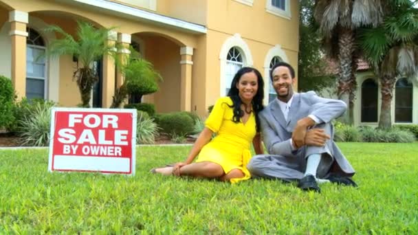 Emocionada pareja afroamericana joven que ve casas de lujo en venta — Vídeo de stock