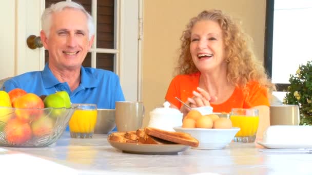 健康的な屋外の朝食のライフ スタイルを楽しんで満足して引退したカップル — ストック動画