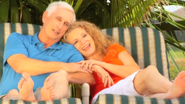 Attraente coppia anziana godendo di tempo libero all'aperto insieme — Video Stock