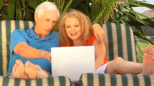 Attractive senior couple using a laptop to make future plans — Stock Video