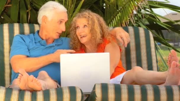 Couple séduisant utilisant un ordinateur portable pour faire de futurs plans — Video