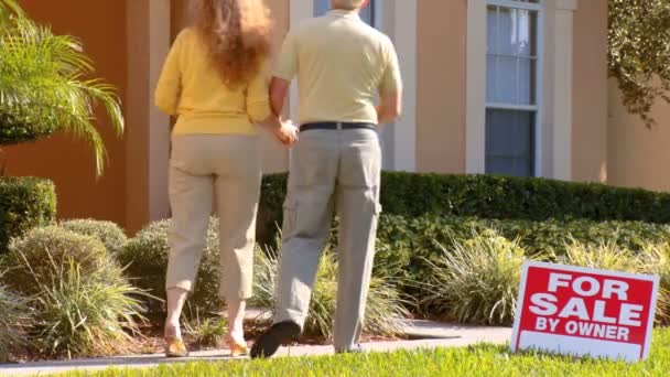 Atractiva pareja de personas mayores planeando su retiro bienes raíces se mueven — Vídeo de stock