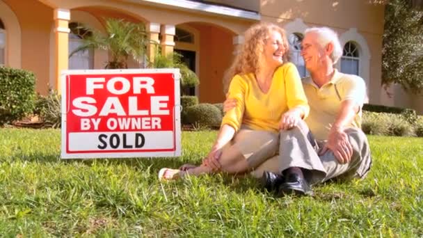Atractiva pareja de ancianos emocionados por su retiro de bienes raíces se mueven — Vídeos de Stock