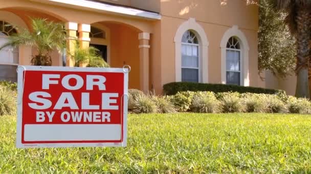 Casa residencial de luxo bonita sendo anunciada para venda — Vídeo de Stock