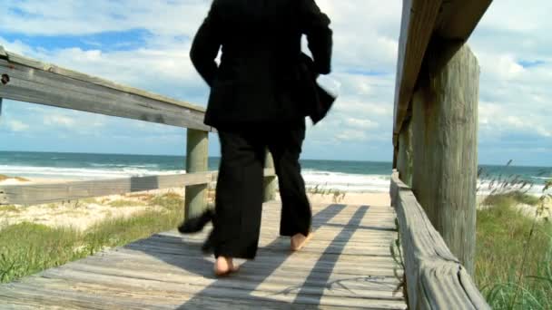 Smart young businessman taking office time & escaping to the beach — Stock Video