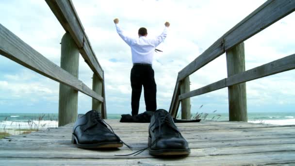 Smart young businessman taking office time & escaping to the beach — Stock Video