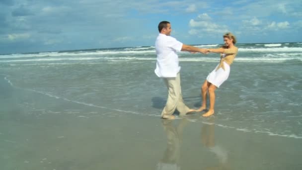 Δύο νέοι στην αγάπη, έχοντας τρελή διασκέδαση στην παραλία — Αρχείο Βίντεο