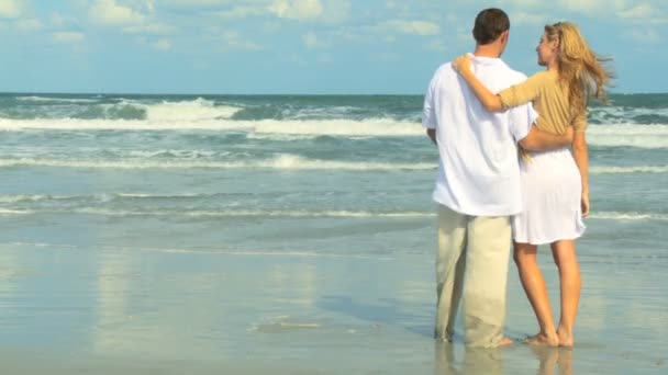 两个年轻人在疯狂开心在沙滩上的爱 — 图库视频影像