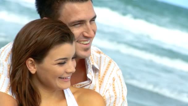 Deux jeunes amoureux passent du temps ensemble sur la plage — Video