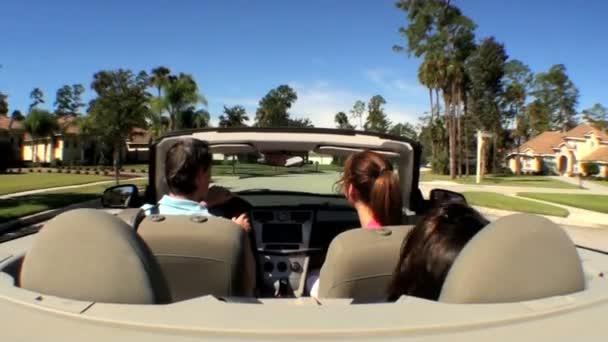 Attraente famiglia caucasica godendo di guida a casa sotto il sole nella loro auto open top — Video Stock