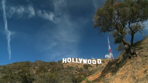 Знак Голлівуду на схилі Лос-Анджелесі — стокове відео