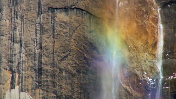 Vattenfall i yosemite national park — Stockvideo