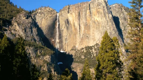 Красивый водопад в Национальном парке Йосемити — стоковое видео