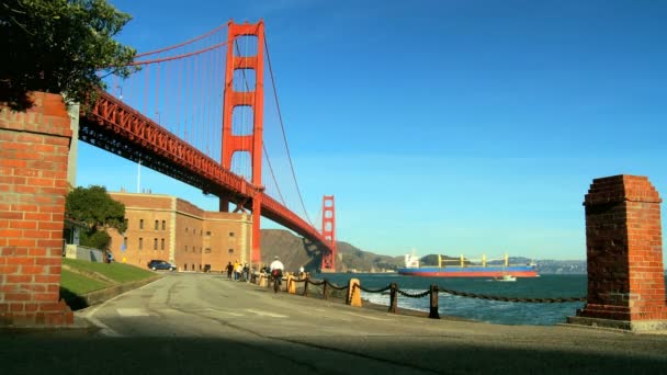 Golden gate Köprüsü altında — Stok video