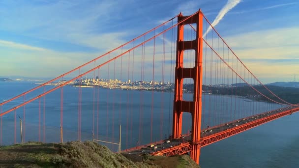 Tráfico en Golden Gate Bridege — Vídeo de stock