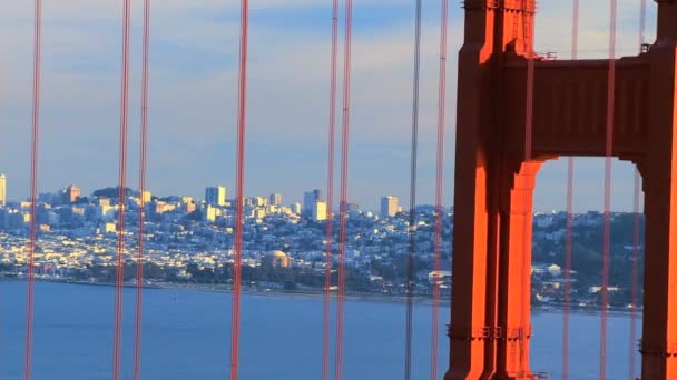 Puente Golden Gate y paisaje urbano — Vídeos de Stock