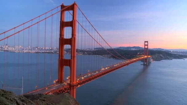 Tráfico de lapso de tiempo en Golden Gate Bridge — Vídeo de stock