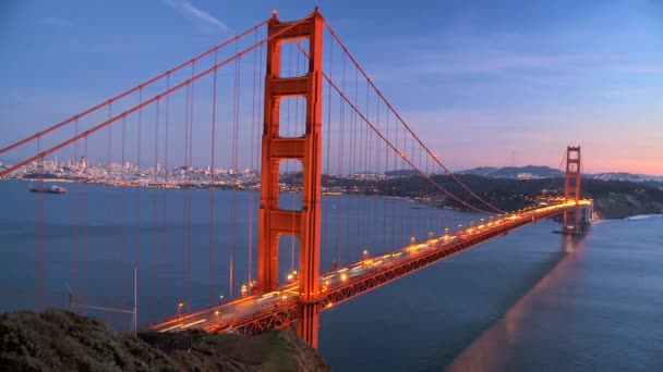 Tráfico de lapso de tiempo en Golden Gate Bridge — Vídeo de stock