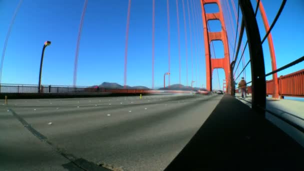 Balık gözü ile hızlandırılmış golden gate Köprüsü — Stok video