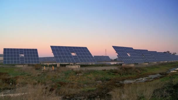 Amanecer del lapso de tiempo de la granja solar — Vídeo de stock